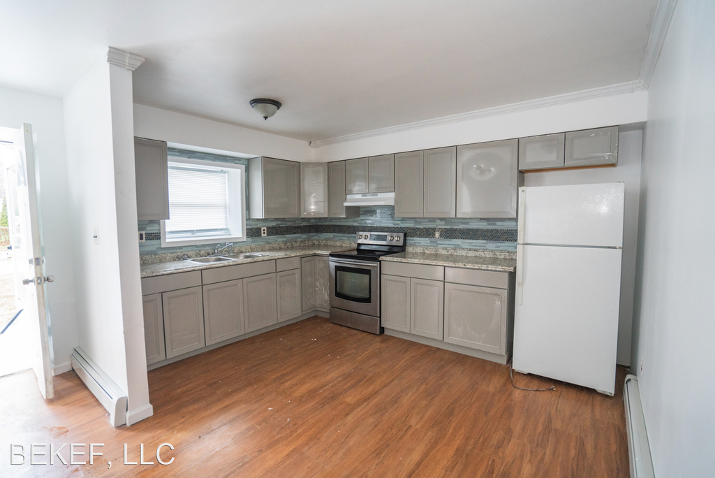 275 Bayview Ave - Photo 3