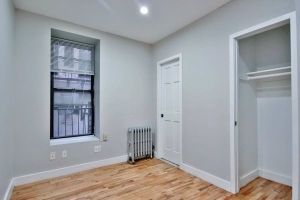 E 12th St - NO FEE - Perfect for Roommates - Photo 7