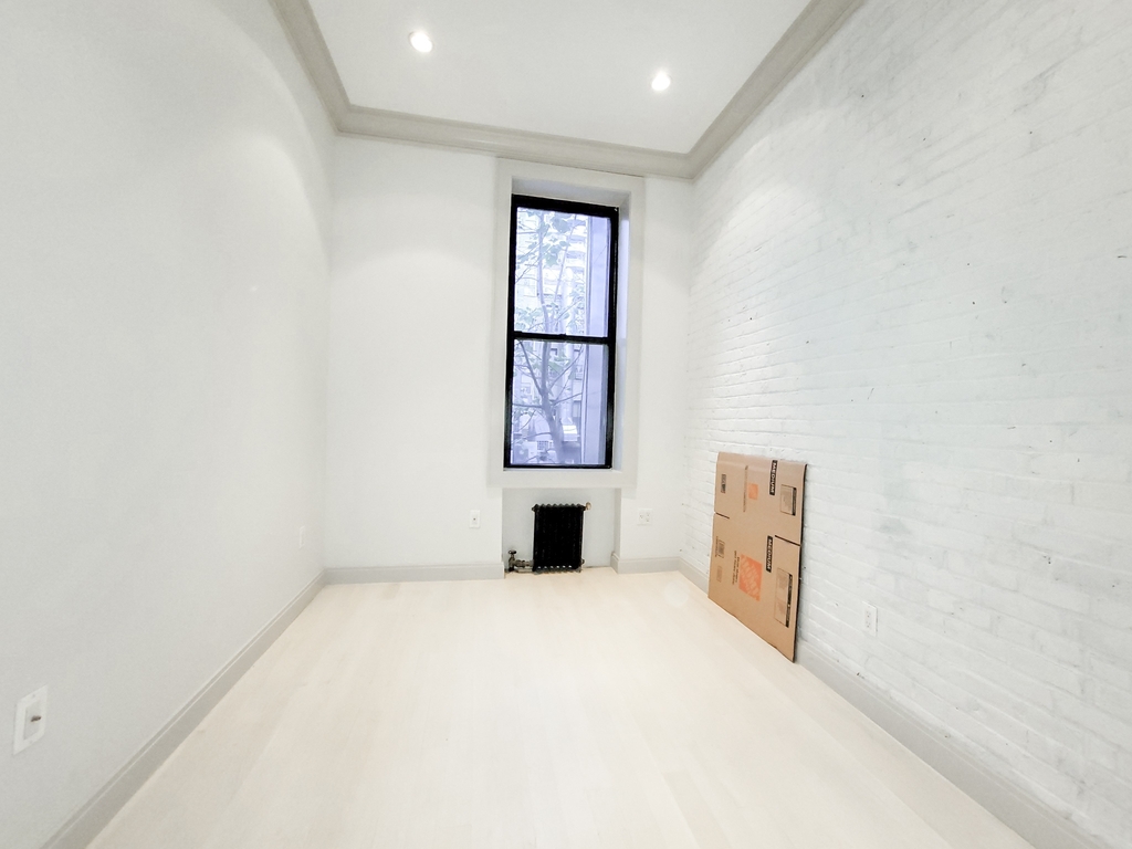 132 East 61st Street - Photo 9