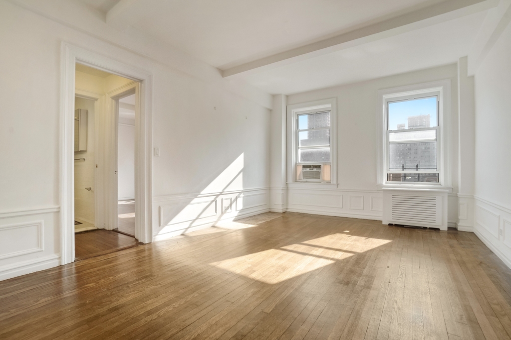 156 East 37th Street - Photo 2