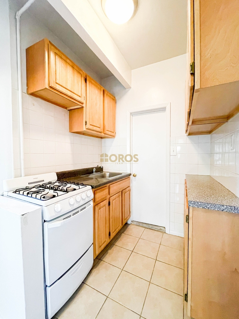 533 East 5th Street - Photo 4