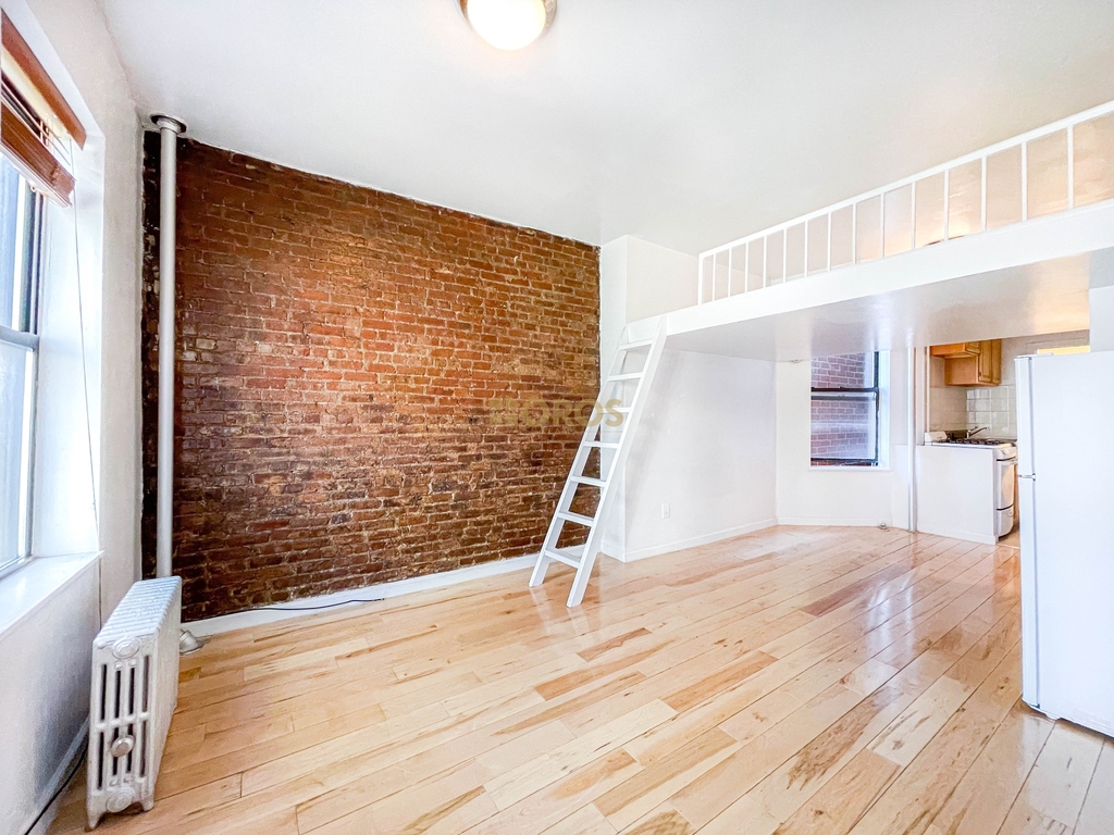 533 East 5th Street - Photo 1