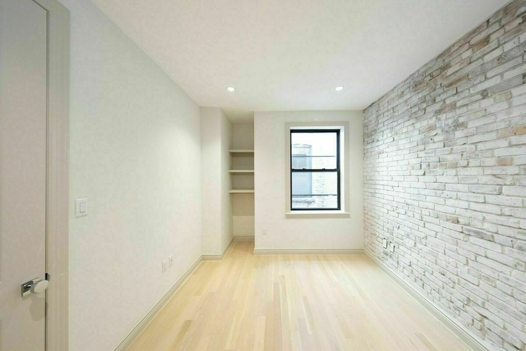 E 10th St - NO FEE - Luxury Amenities - Photo 1