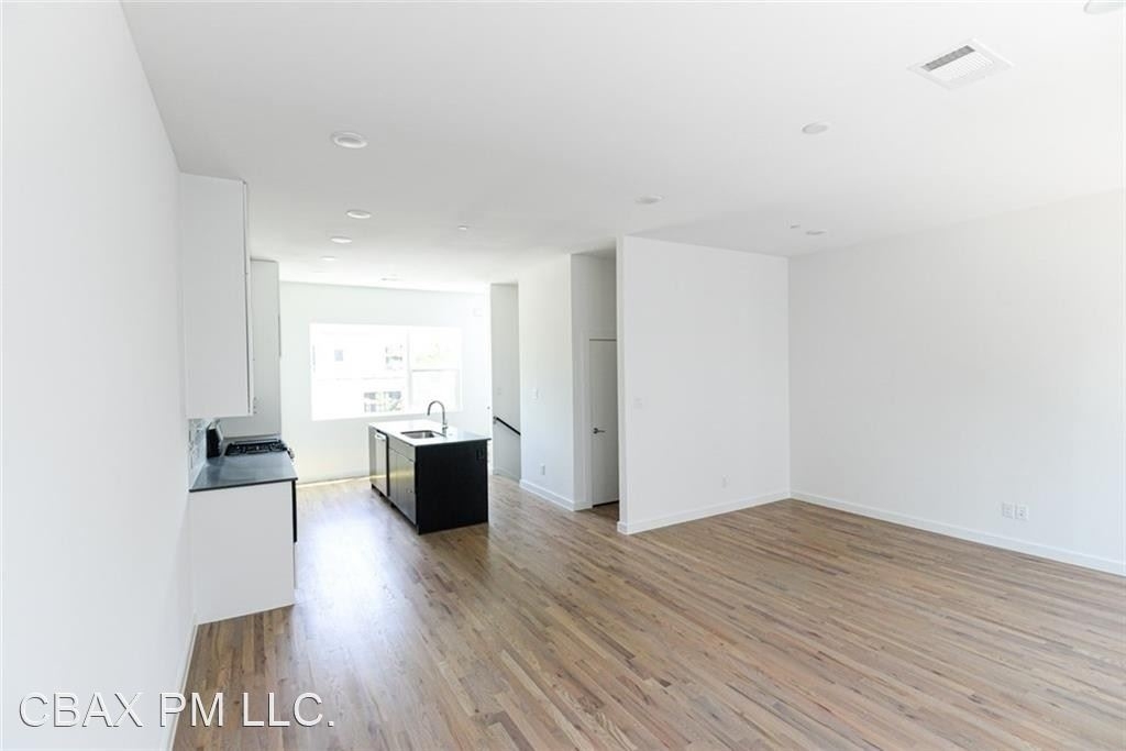 427 W 10th St Unit 103 - Photo 3