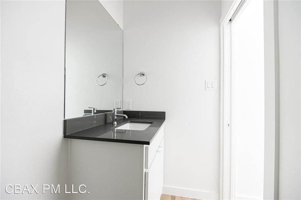 427 W 10th St Unit 103 - Photo 10