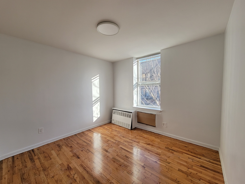 320 West 22nd Street - Photo 4