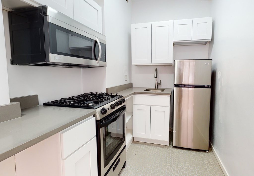 320 West 22nd Street - Photo 4