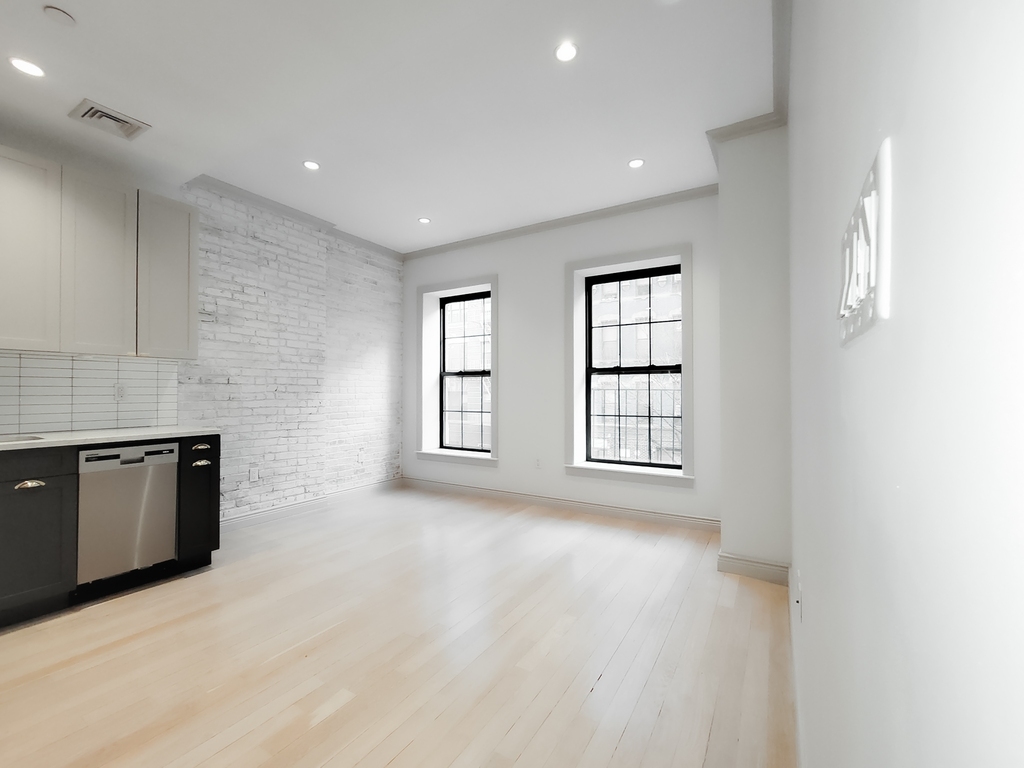 371 East 10th Street - Photo 2