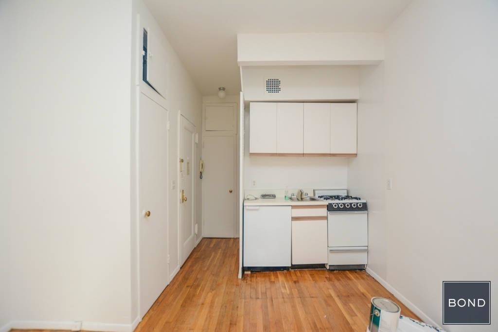 East 76 Street - Photo 2