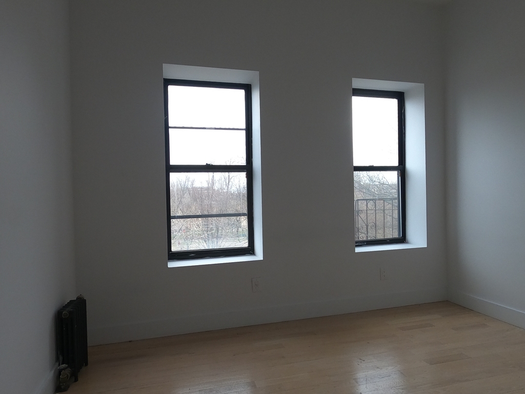 1040 Park Pl - Photo 5