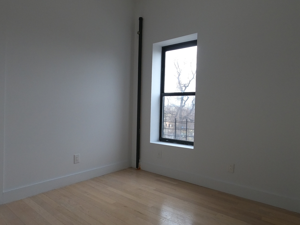 1040 Park Pl - Photo 2