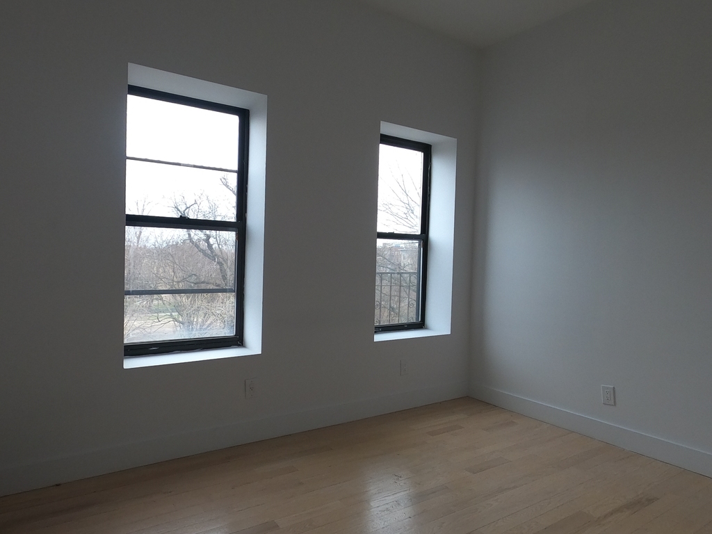 1040 Park Pl - Photo 4