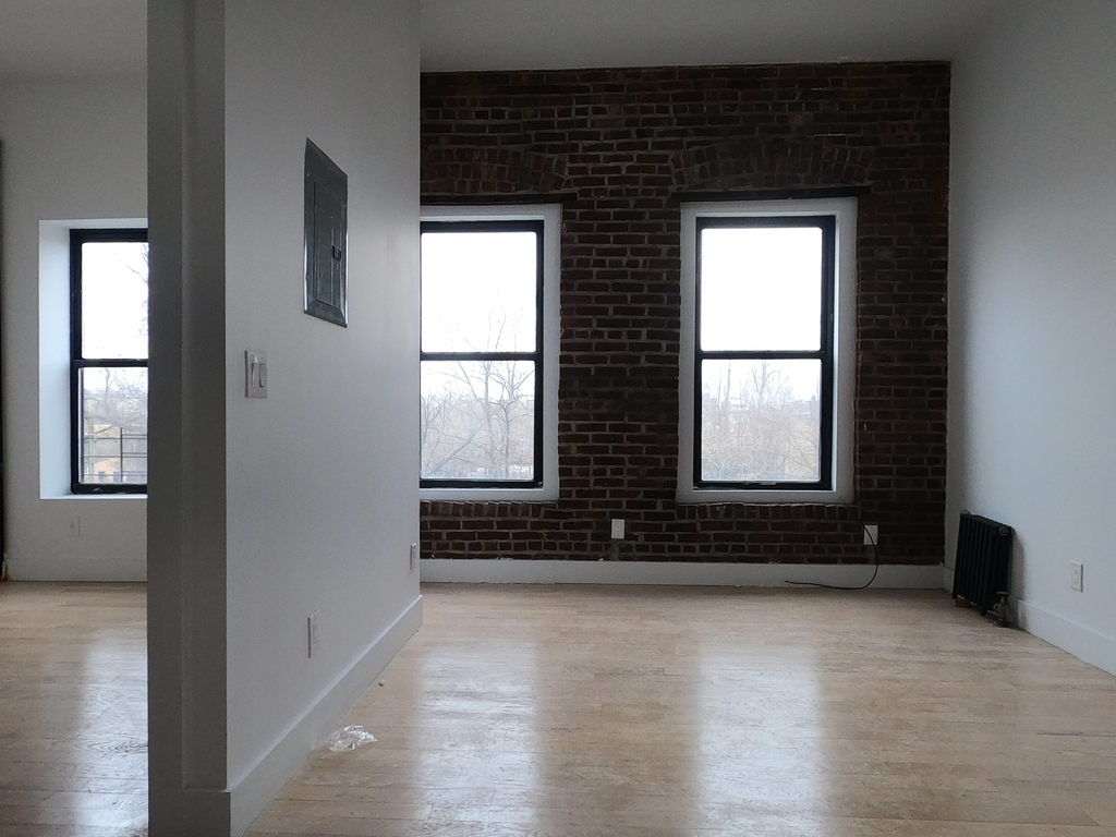 1040 Park Pl - Photo 0