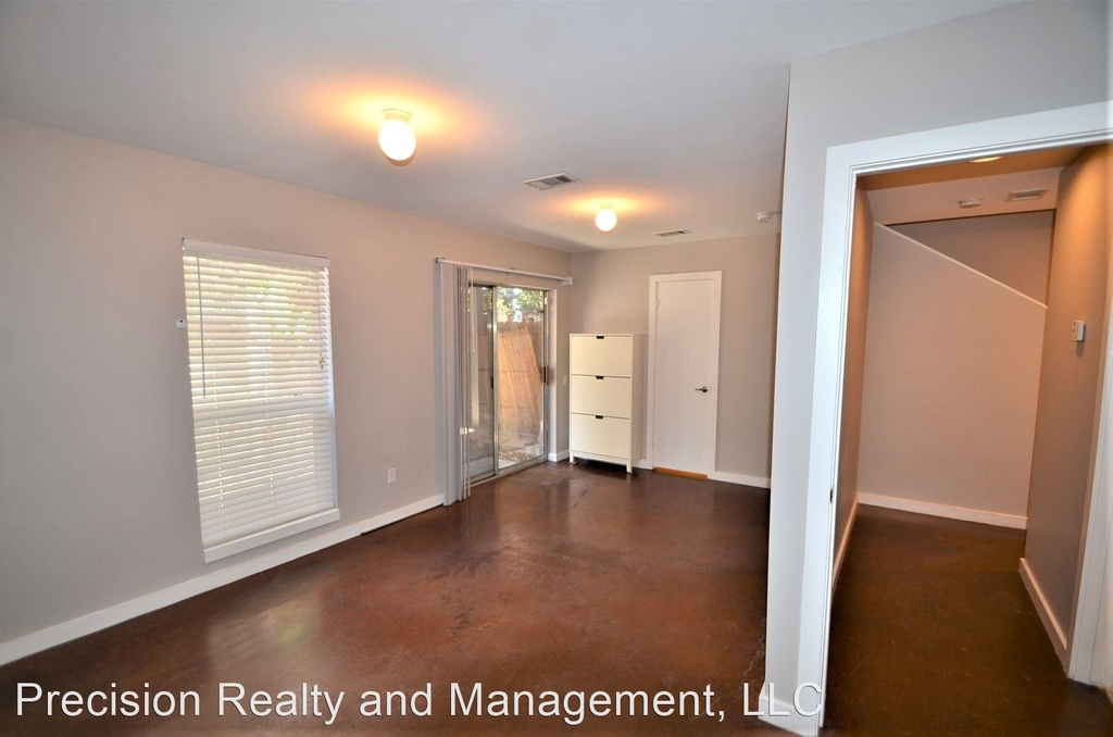 819 Robin Street - Photo 2