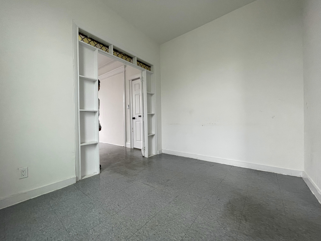 883 Wyckoff Avenue - Photo 4