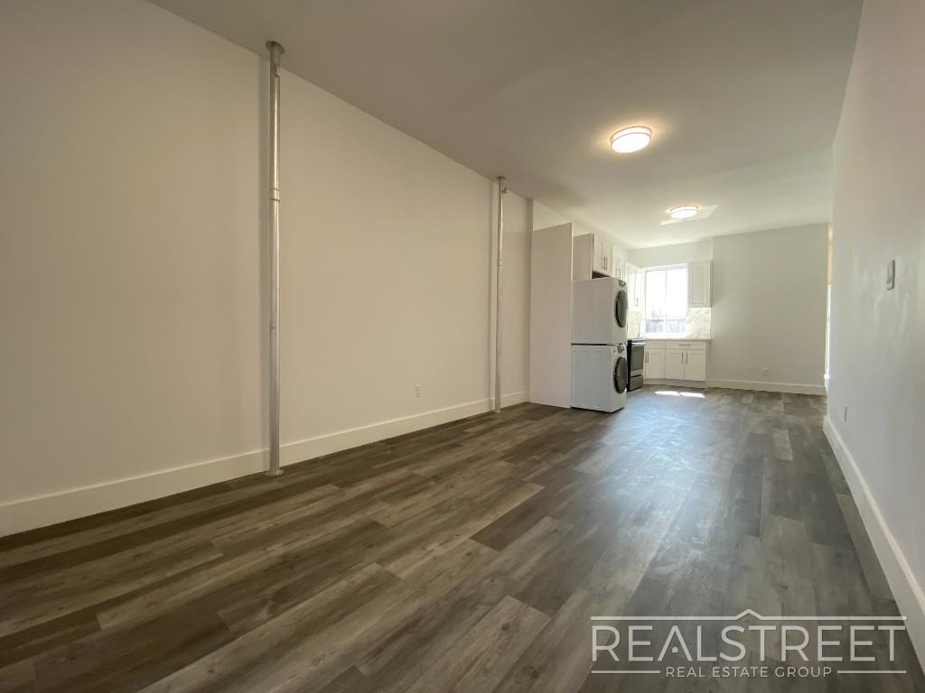 82 Somers St - Photo 2