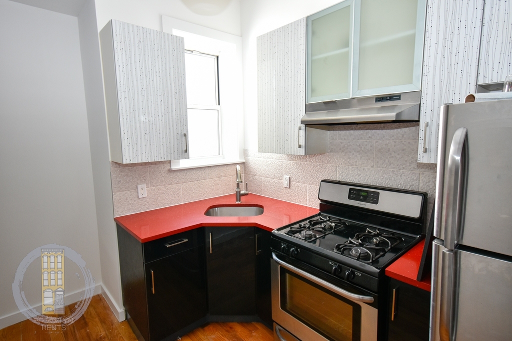 1366 Putnam Avenue - Photo 2