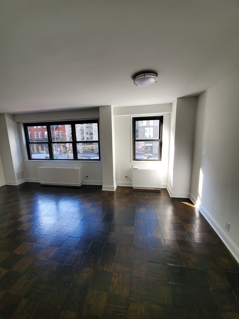 East 89 - Photo 2