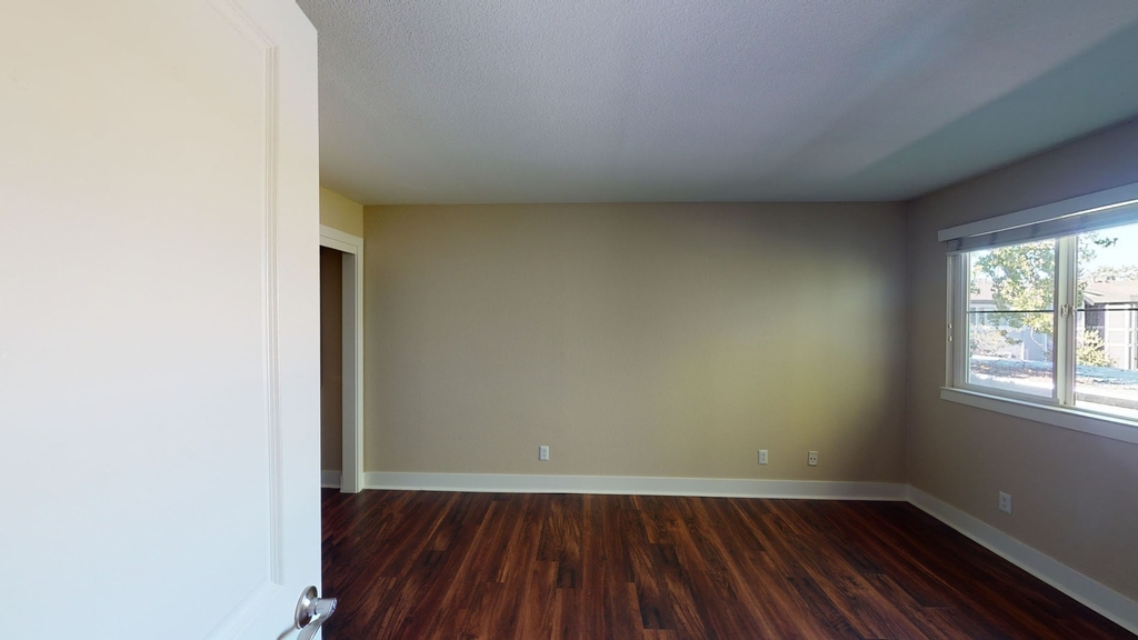 1001 Cresta Way - Photo 3