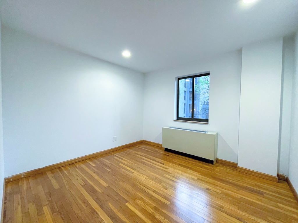 370 West 30th Street - Photo 4