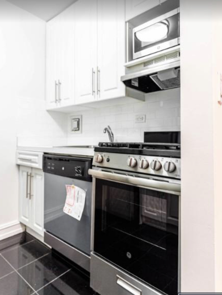 305 West 13th Street - Photo 6