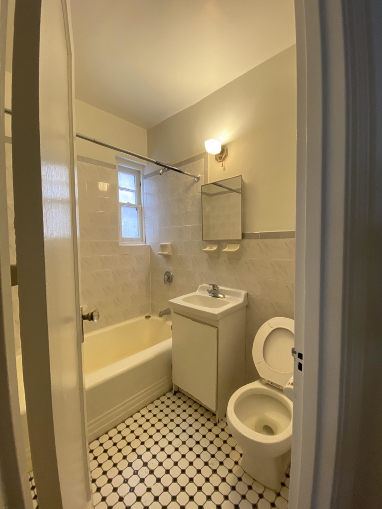 220 East 52nd St - Photo 5