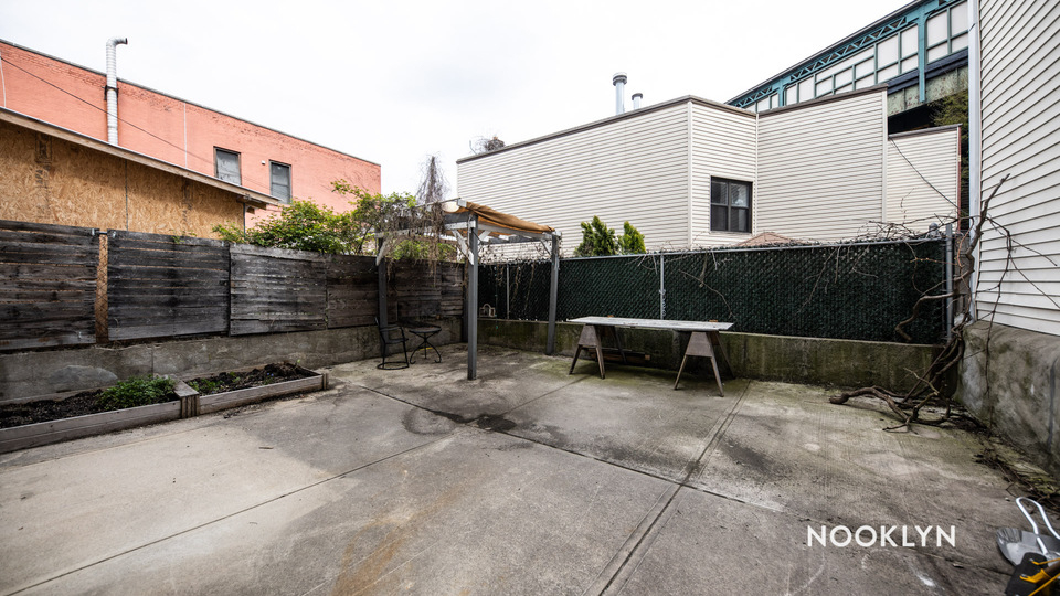 640 Hart Street - Photo 4