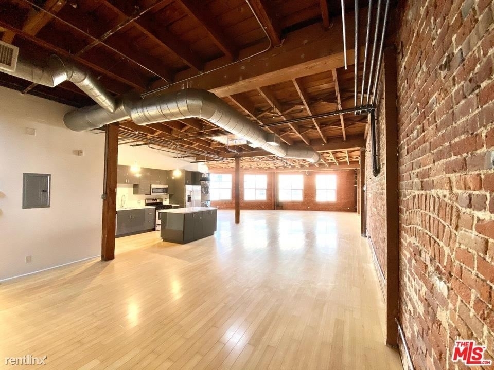 500 Molino St Apt 201 - Photo 2