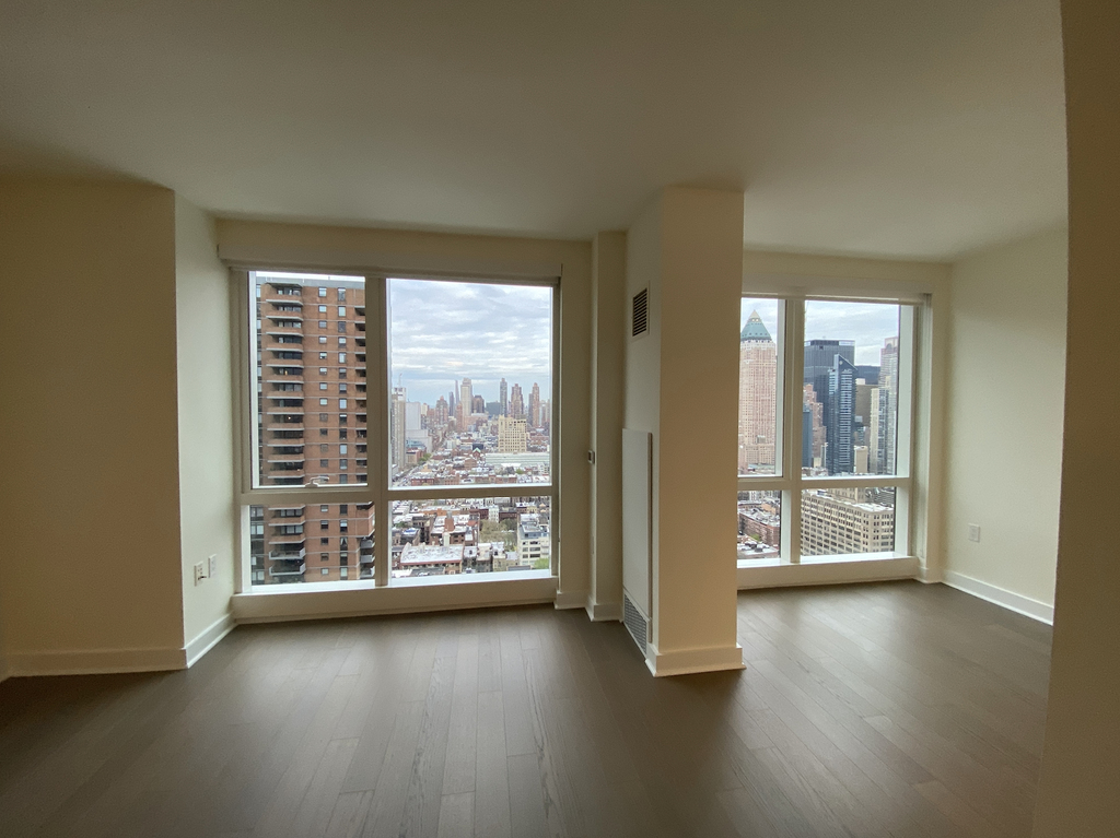 450 W 42nd St - Photo 1