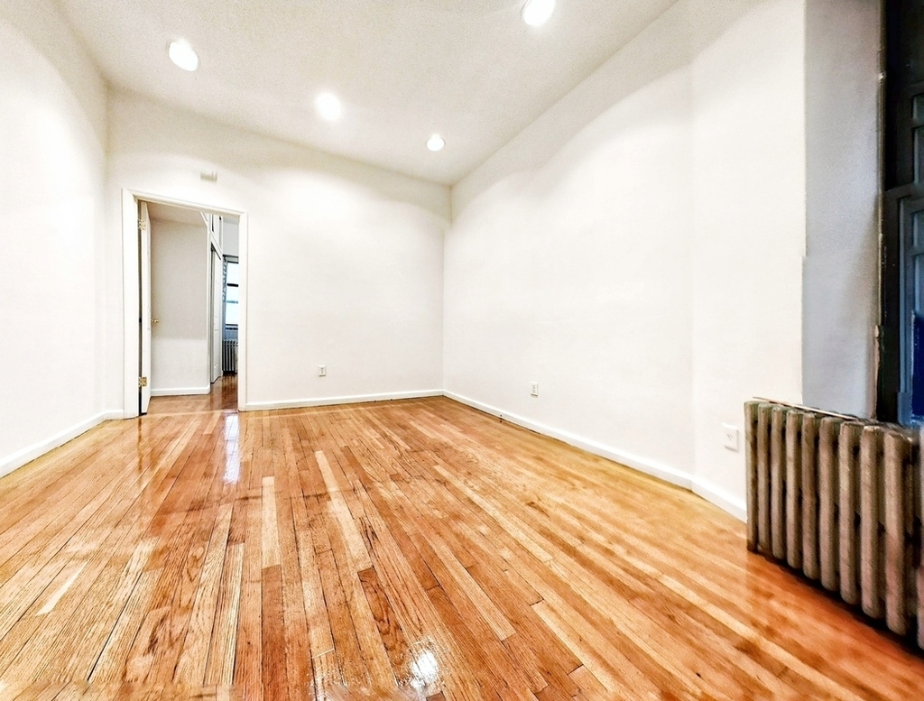 214 East 10th Street - Photo 1