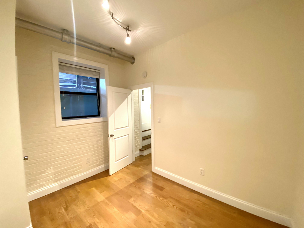 207 West 11th Street - Photo 8