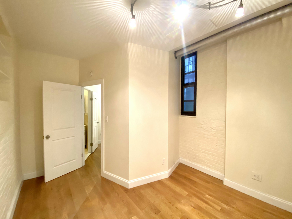 207 West 11th Street - Photo 5