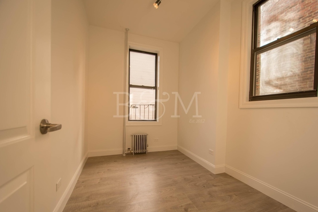 298 Nassau Ave - Photo 5