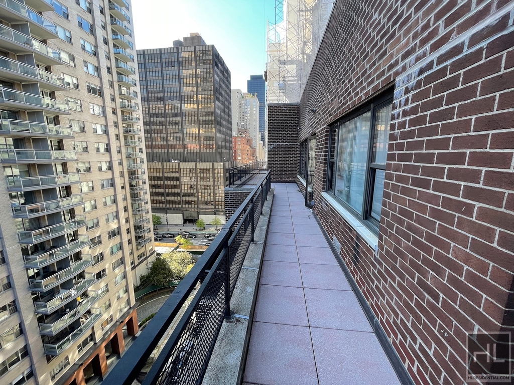 East 56th Street - Photo 4