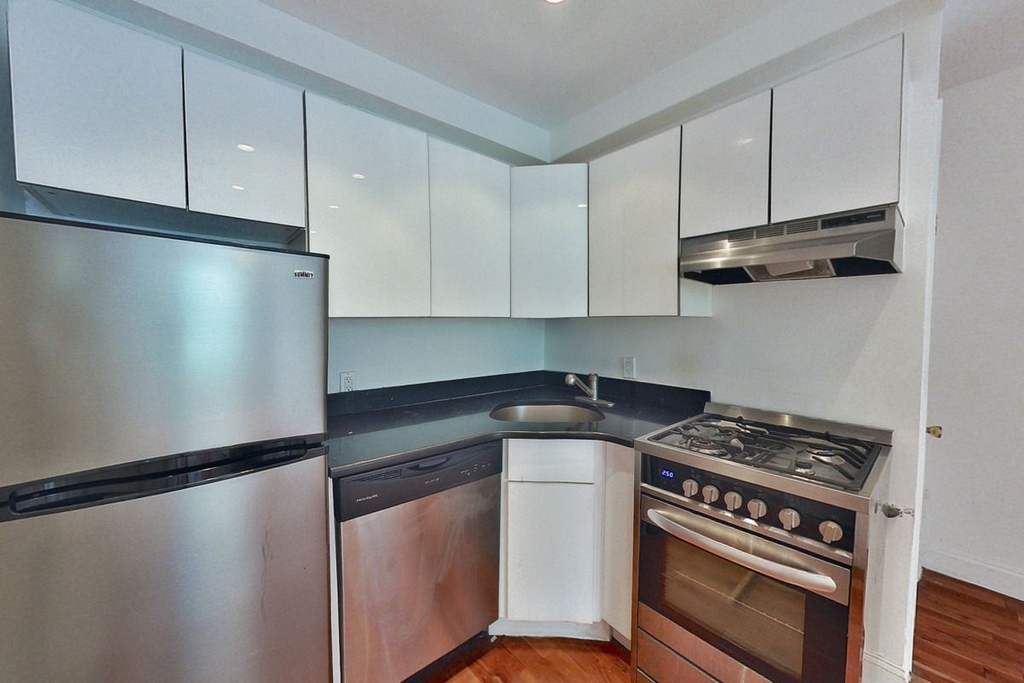 345 East 21st Street - Photo 3