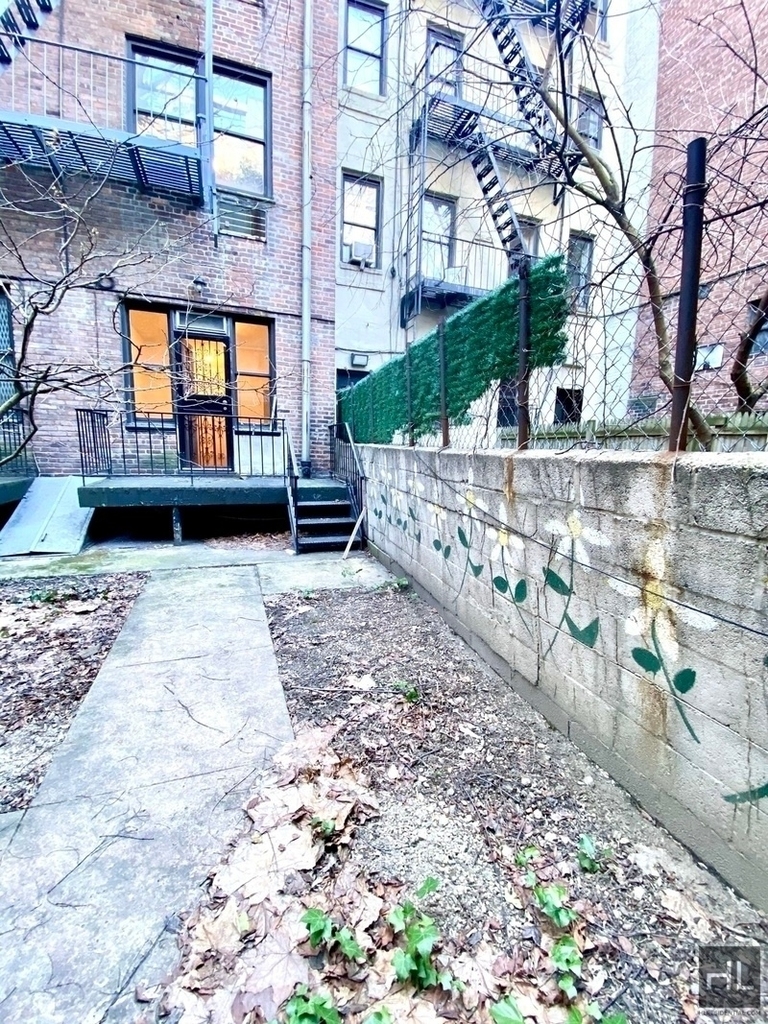 East 81 Street - Photo 0