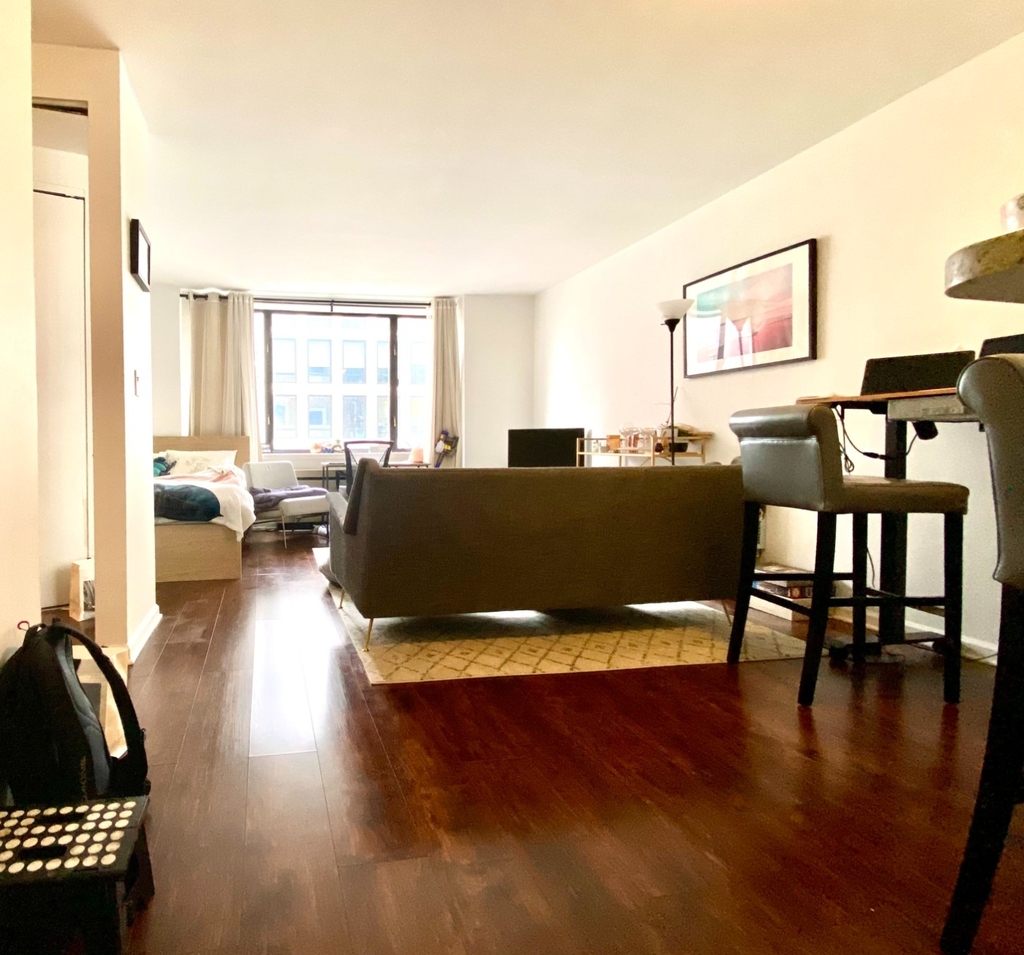 30 West 61st Street - Photo 0