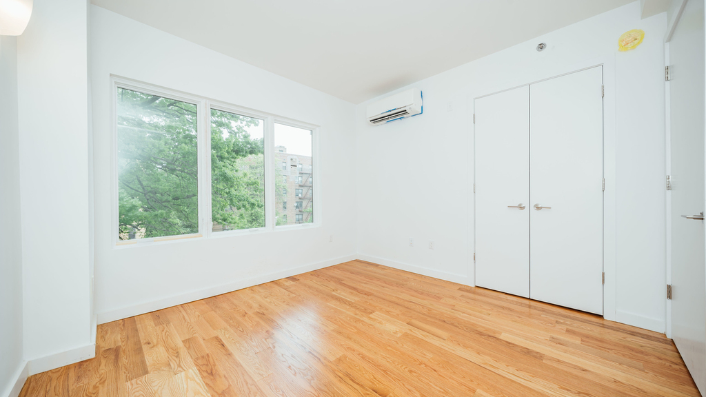 146 Linden Boulevard - Photo 4