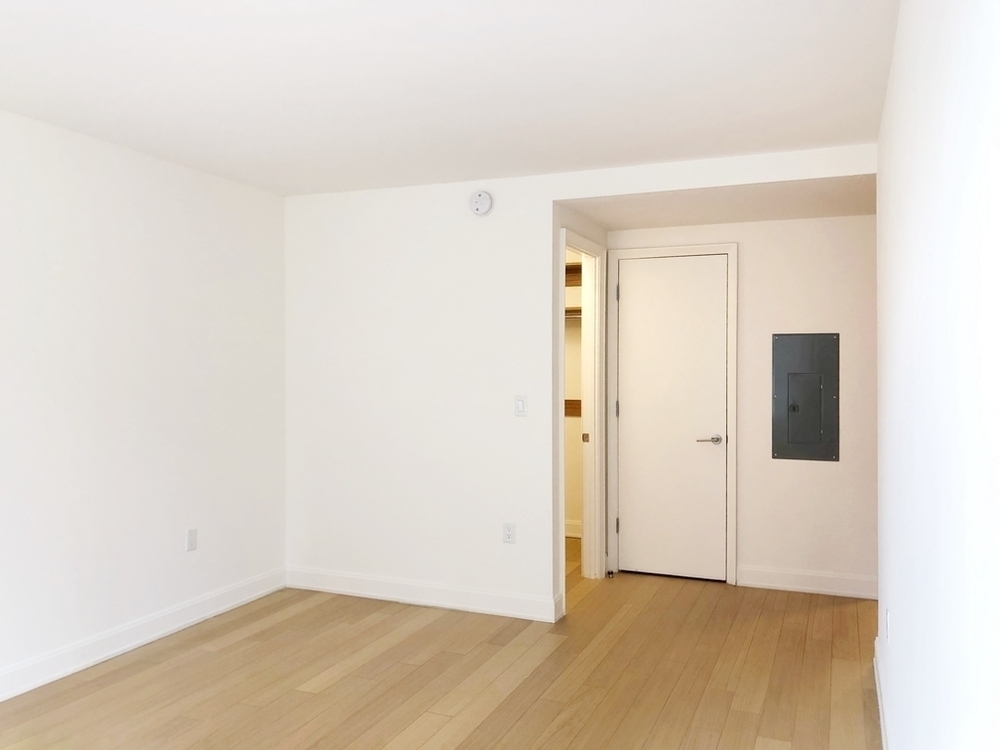 E 54th St - NO FEE - Luxury Building - Photo 3