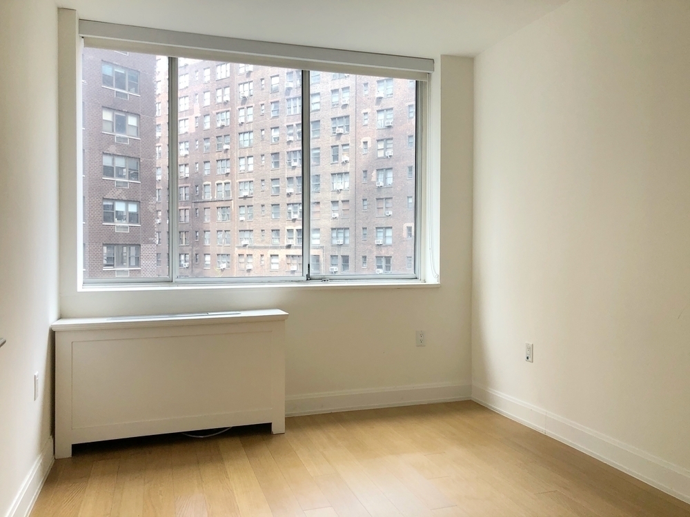 E 54th St - NO FEE - Luxury Building - Photo 1