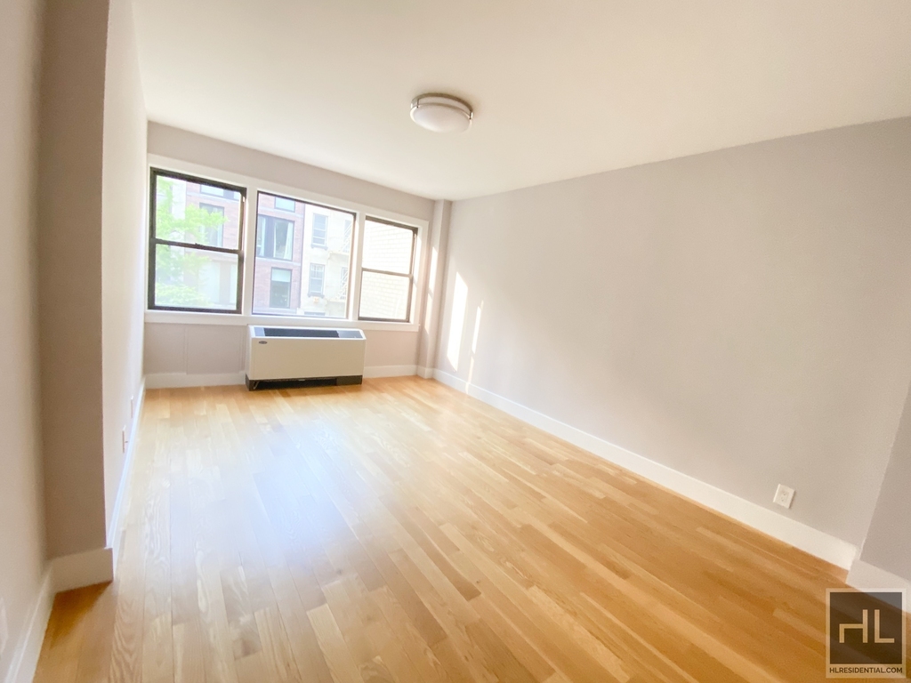 320 East 52 Street - Photo 2