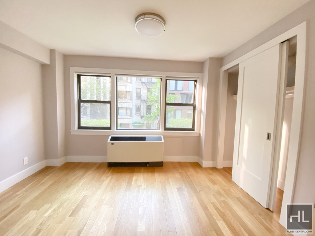 320 East 52 Street - Photo 1