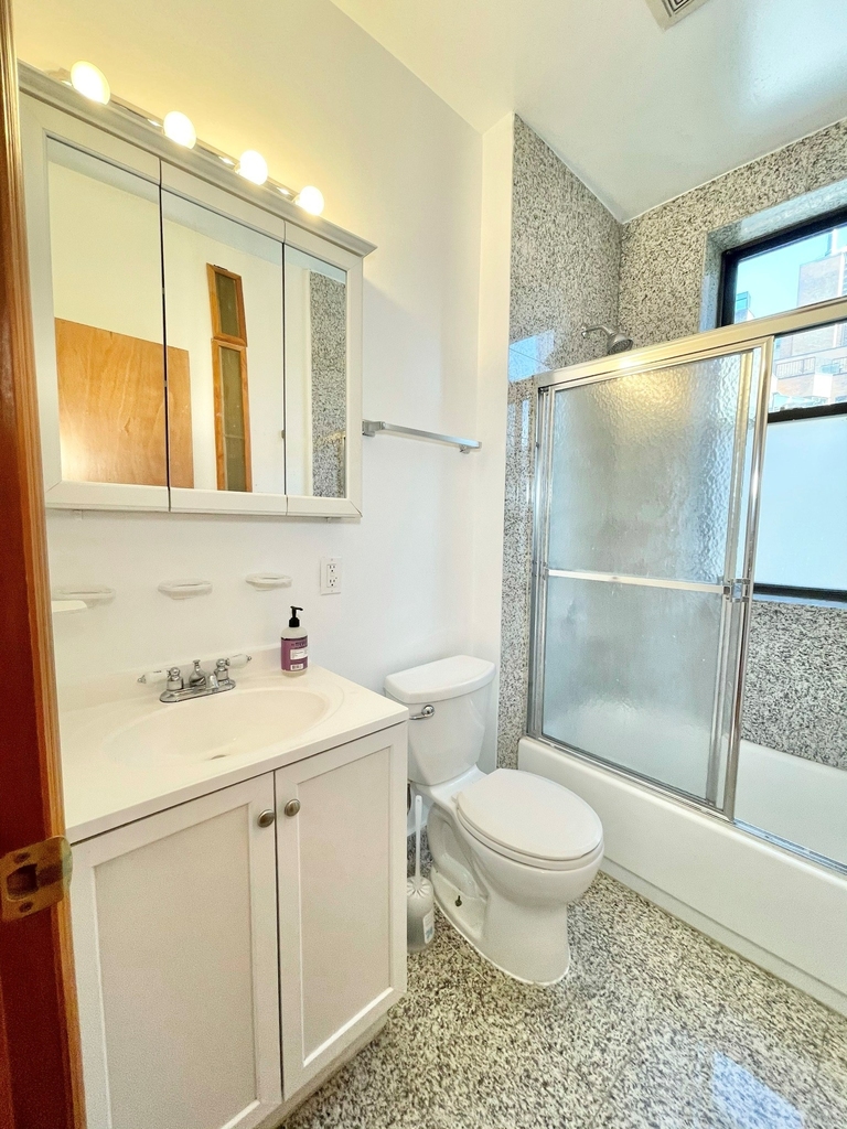 324 East 52nd Street - Photo 6