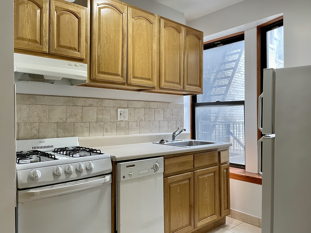 610 West 150th St - Photo 2