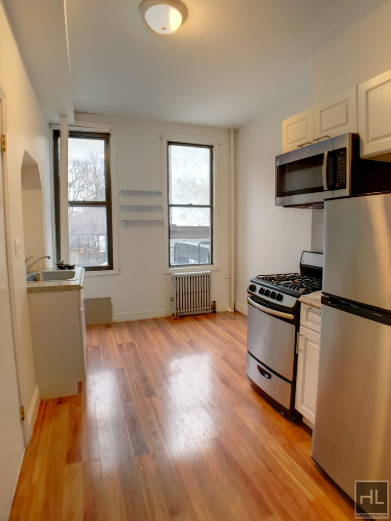 293 Wyckoff Avenue - Photo 4