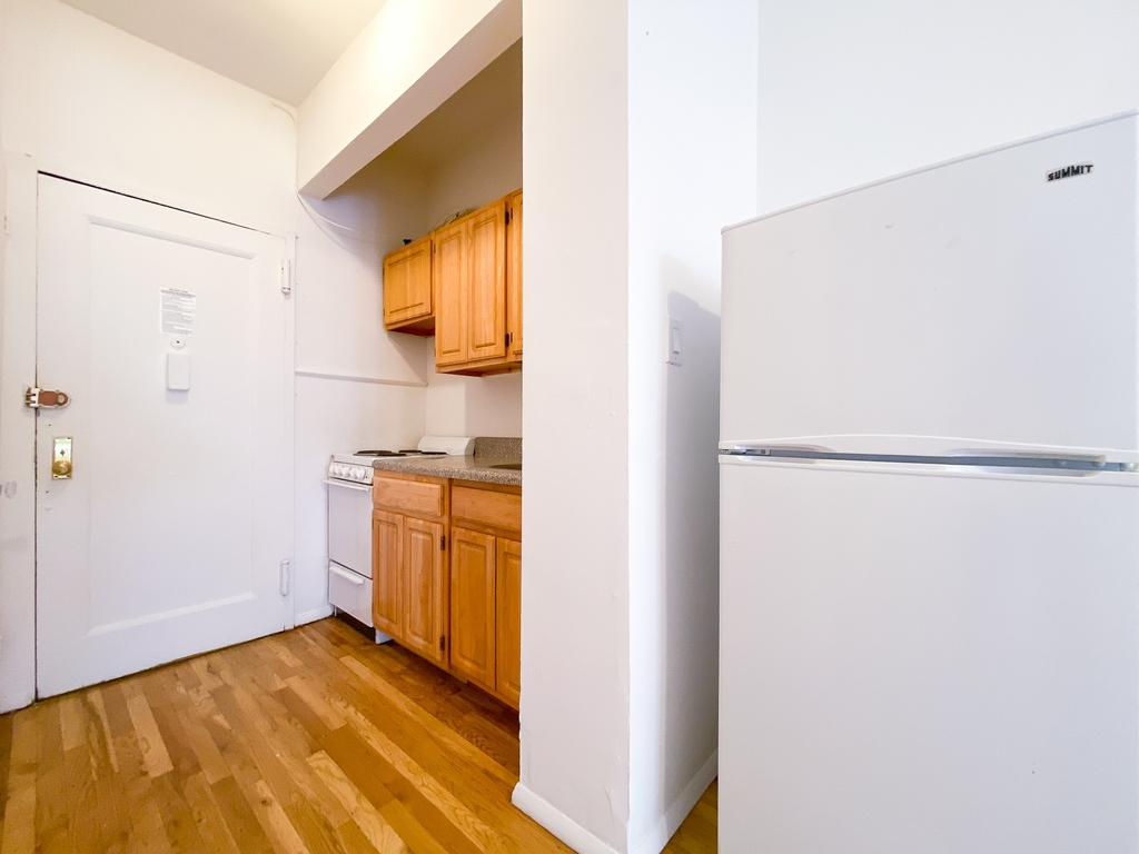 515 East 6th Street - Photo 3