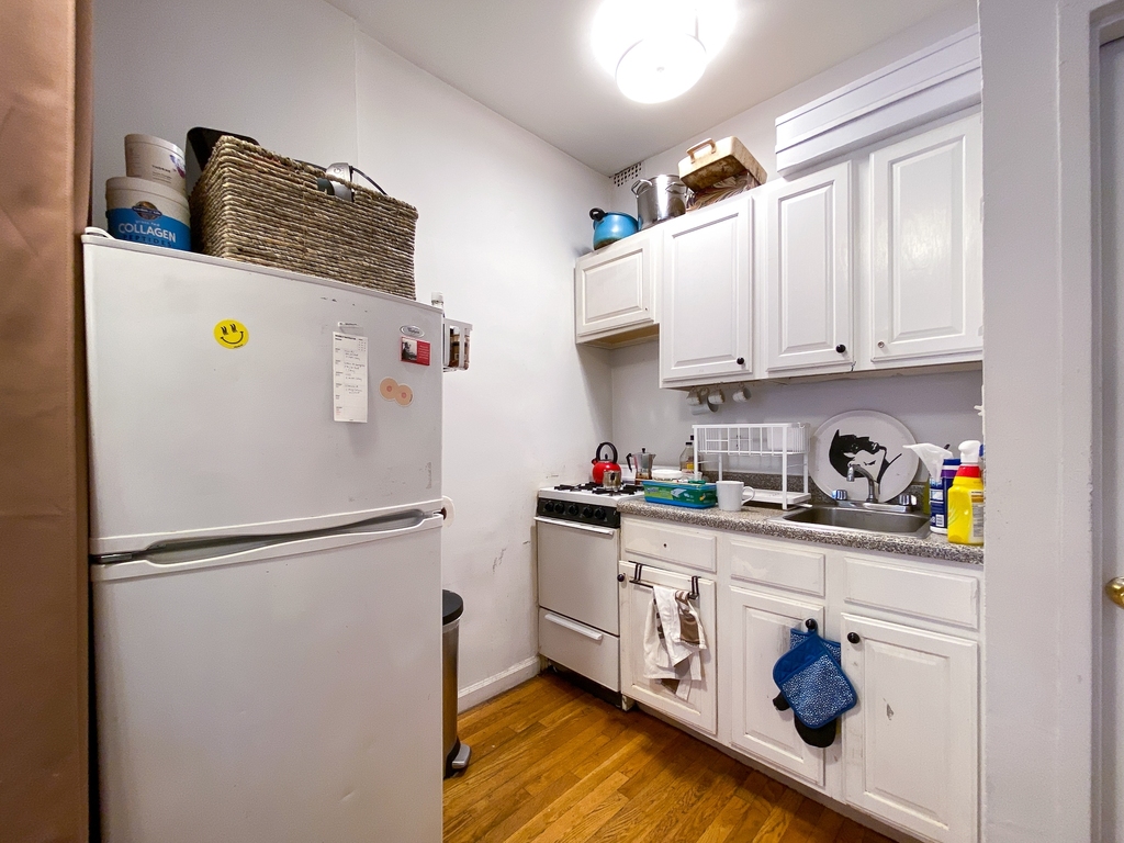 213 East 11th Street - Photo 4