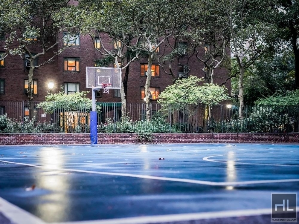 Stuyvesant Oval - Photo 10