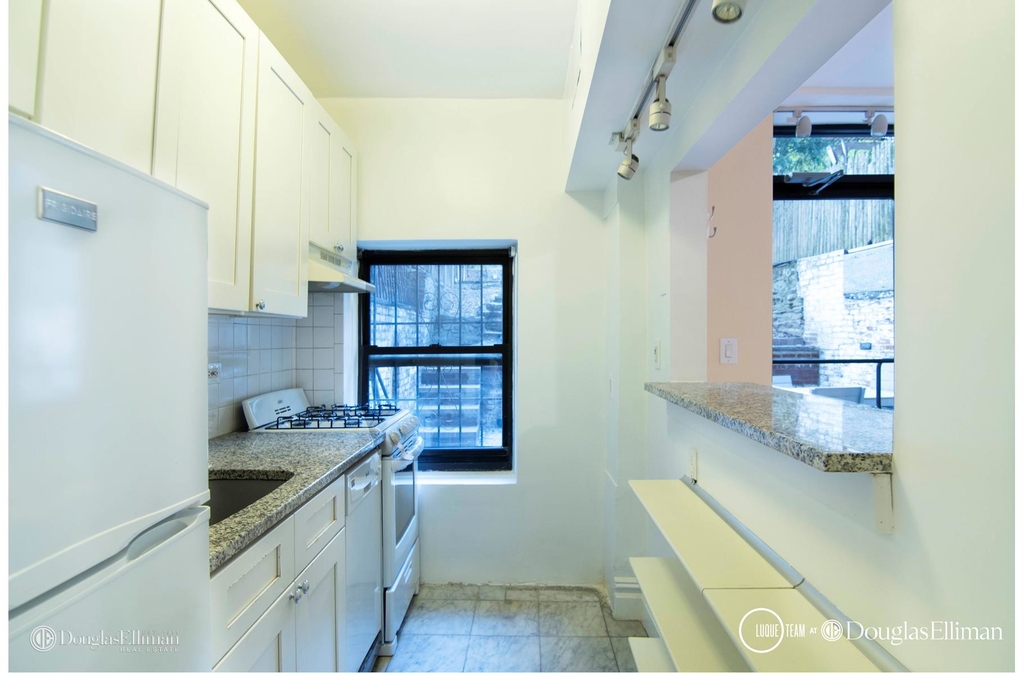 311 East 52nd St - Photo 2