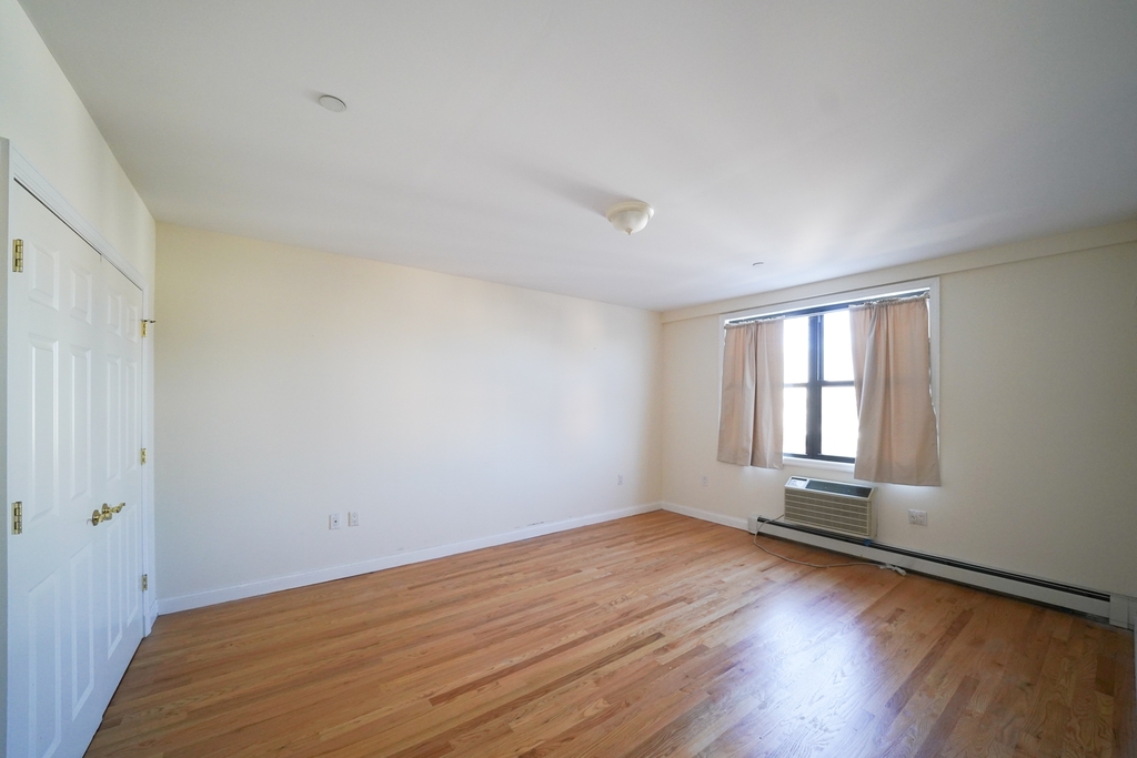 14-31 Astoria Boulevard - Photo 3